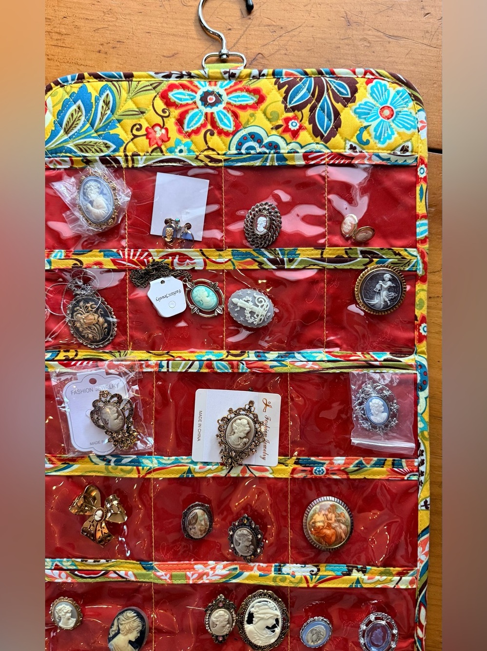 25 assorted cameos. Excellent condition with With Vera Bradley Organizer.
